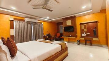 Hypo-allergenic bedding, minibar, in-room safe, desk