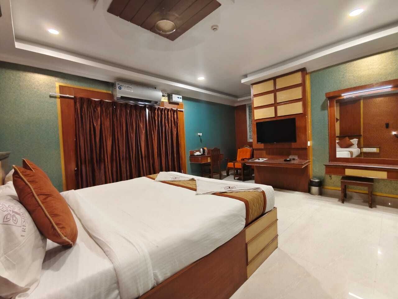 ملاءات للفراش لا تسبب الحساسية وميني بار وخزنة داخل الغرفة ومكتب