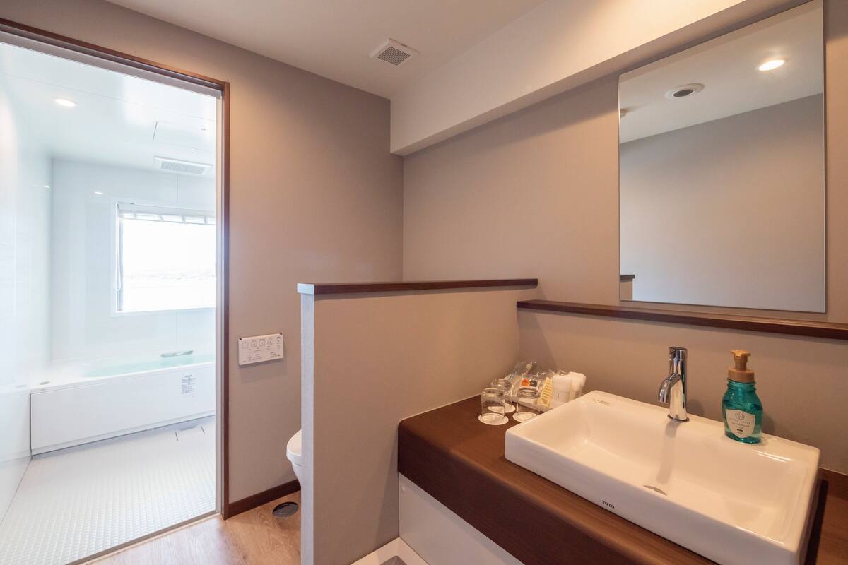 2 bedrooms, down duvets, desk, blackout curtains