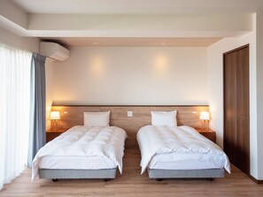 ห้องจูเนียร์สวีท, ปลอดบุหรี่, วิวทะเล (Condo Suite) | 2 ห้องนอน, ผ้านวมขนเป็ด, โต๊ะทำงาน, ผ้าม่านกันแสง