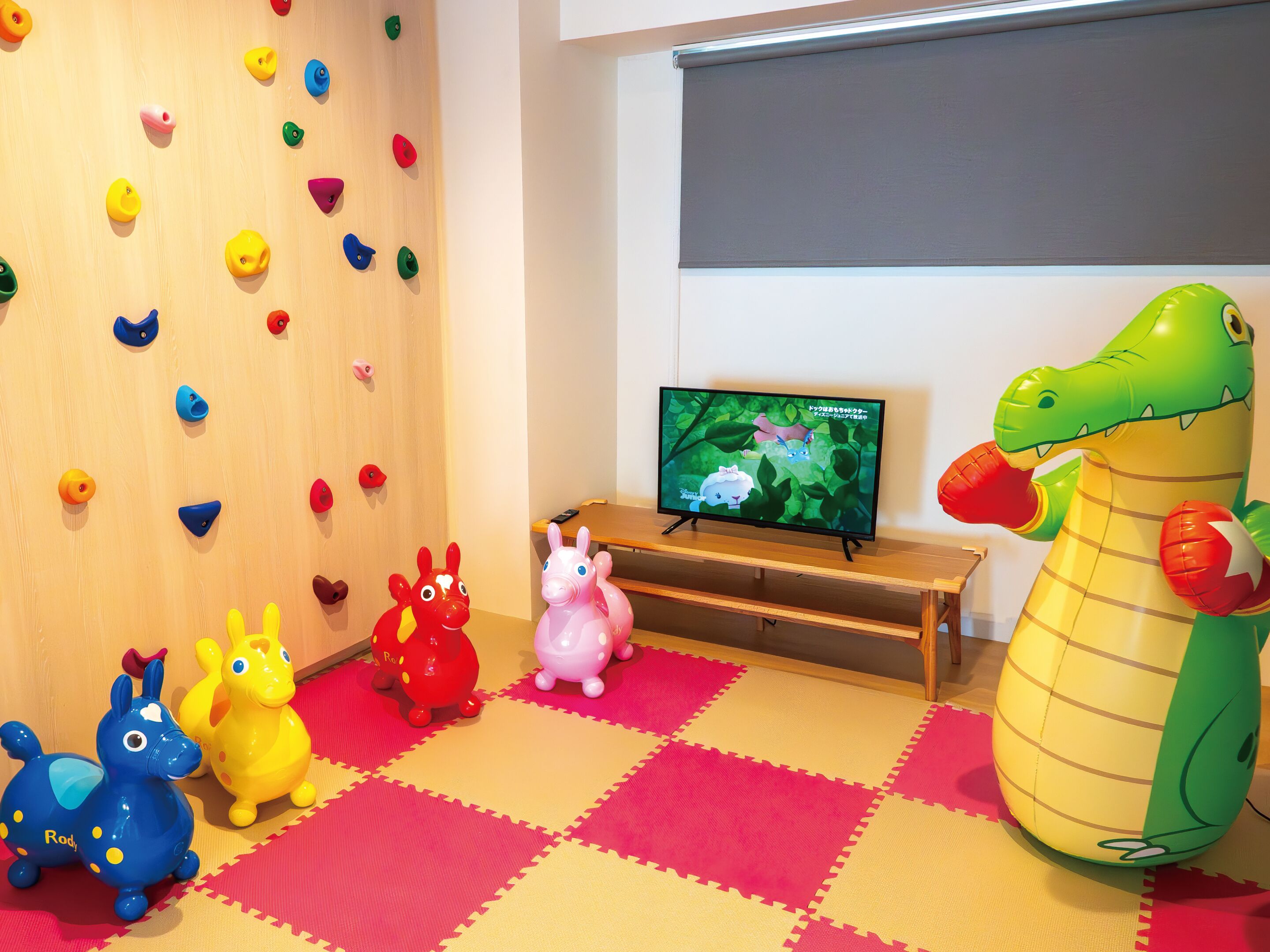 condo suite kids maisonette, non-smoking | 2 bedrooms, down duvets, desk, blackout curtains