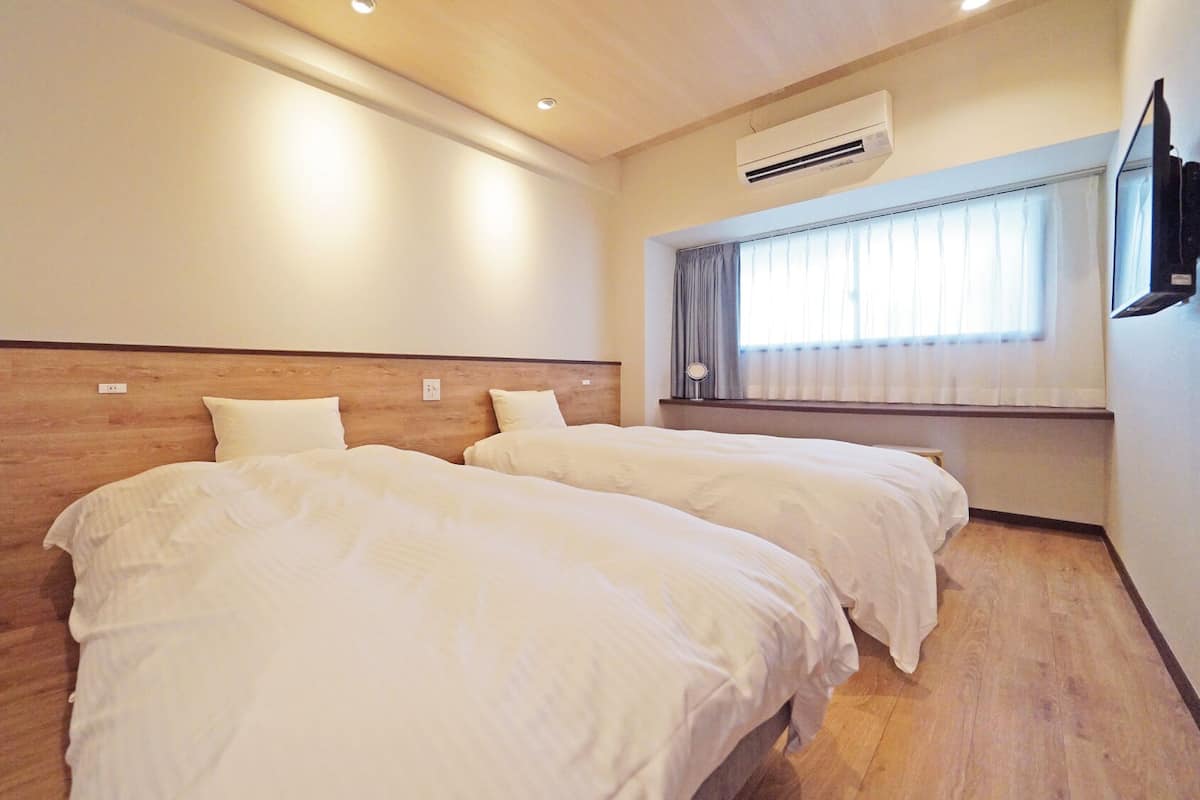 2 bedrooms, down comforters, desk, blackout drapes