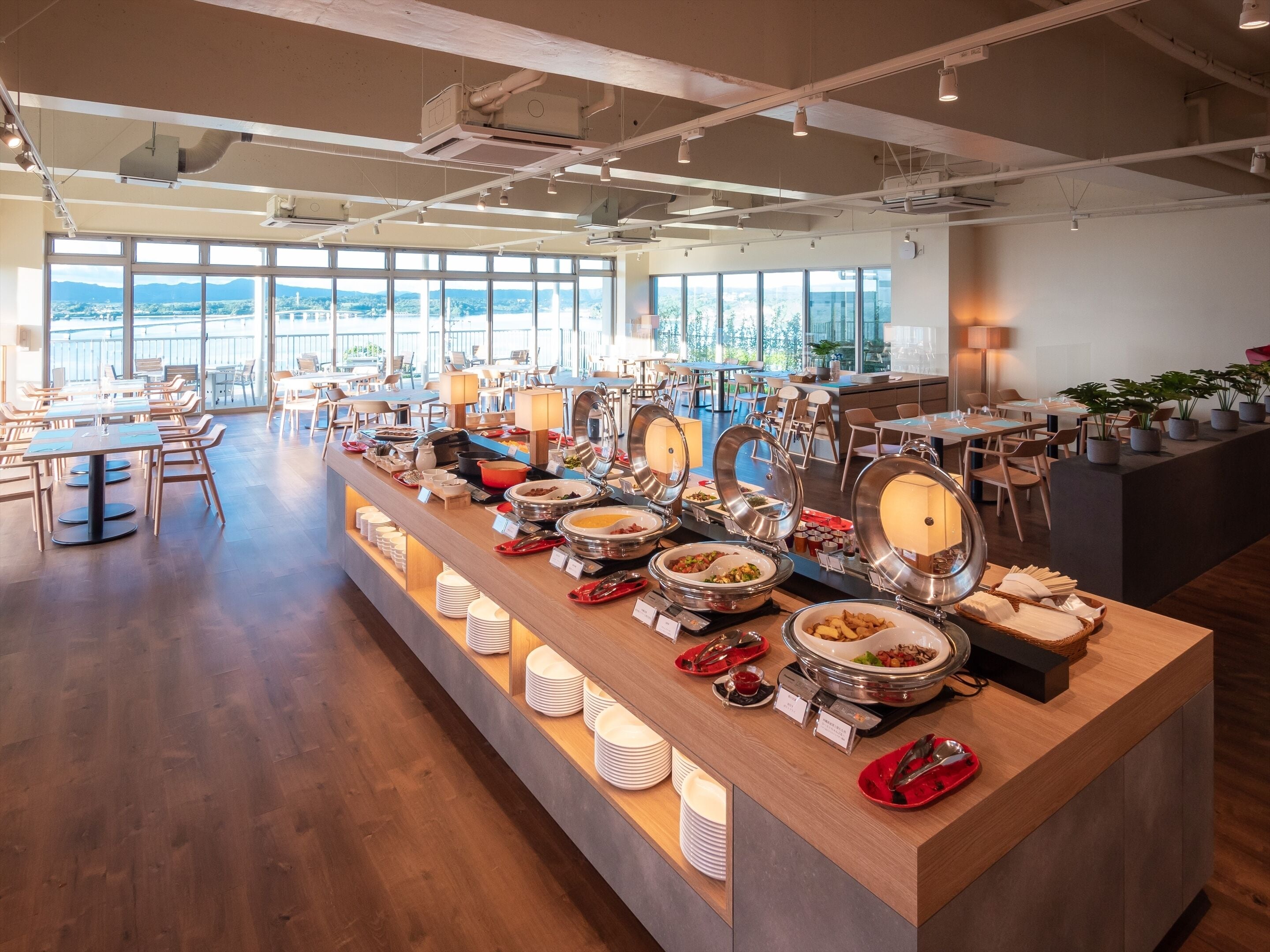 Daily buffet breakfast (JPY 3500 per person)