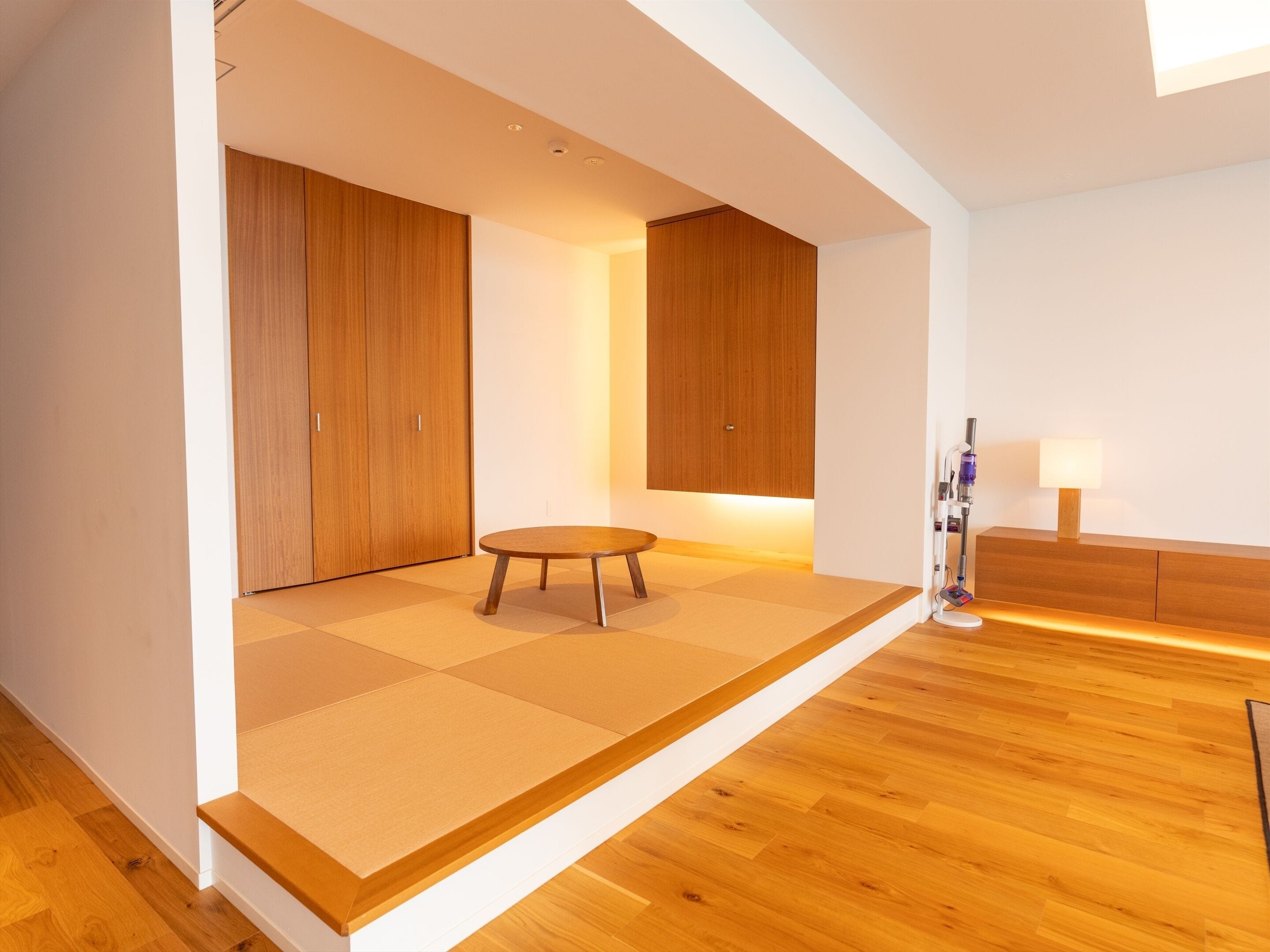 2 bedrooms, down duvets, desk, blackout curtains