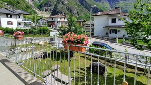 Zona residencial con casas, una calle pavimentada y montañas al fondo.