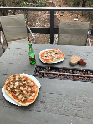 Outdoor dining - Private cabin amongst the Pines & Wildlife, close to lakes and town amenities (Show Low)
