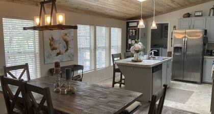 Private cabin amongst the Pines & Wildlife, close to lakes and town amenities