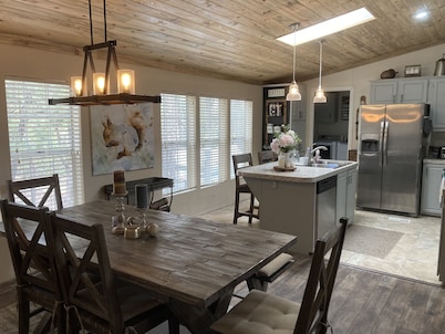 Private cabin amongst the Pines & Wildlife, close to lakes and town amenities
