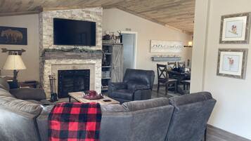 Smart TV, chimenea, videojuegos y reproductor de DVD