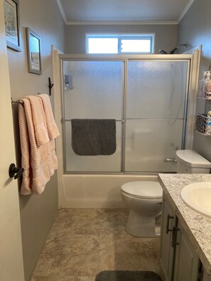 Combined shower/bathtub, hair dryer, towels, soap - Private cabin amongst the Pines & Wildlife, close to lakes and town amenities (Show Low)