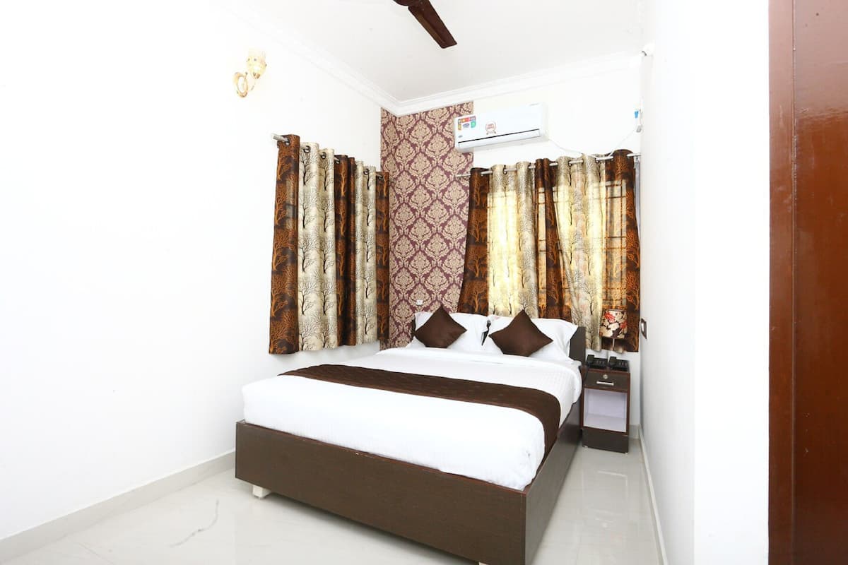 Deluxe Room | Desk, bed sheets
