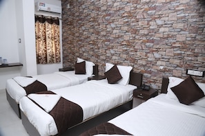 Escritorio y ropa de cama 