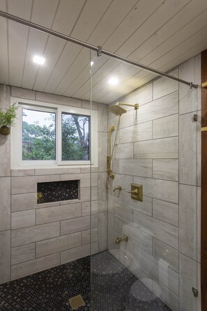 Shower, towels, shampoo, toilet paper - Canyon Casa: Direct Riverfront :20 Minutes to the SJO Airport ! (Brasil De Mora)