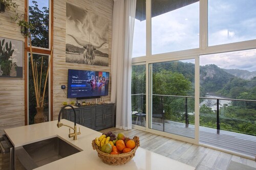 Canyon Casa: Direct Riverfront :20 Minutes to the SJO Airport !