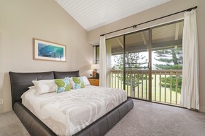 2 makuuhuonetta, työpöytä, silitysrauta/-lauta, vauvan matkasänky