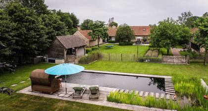 1 Bed Villa - Sleeps 2 - Garden - Parking - Wifi