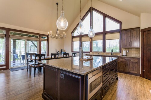 Luxury home w/fireplace and large deck near Glacier National Park - Cedar Pointe Lookout