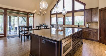 Luxury home w/fireplace and large deck near Glacier National Park - Cedar Pointe Lookout