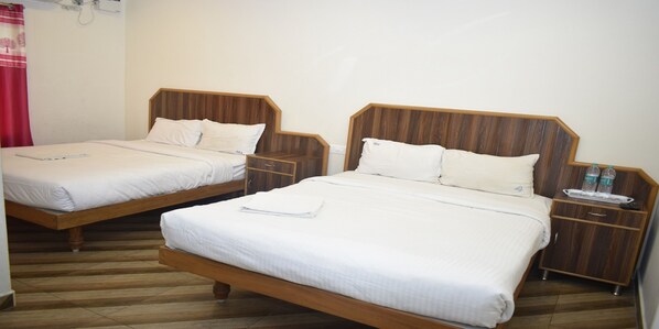 Muebles diferentes, escritorio, wifi gratis y ropa de cama
