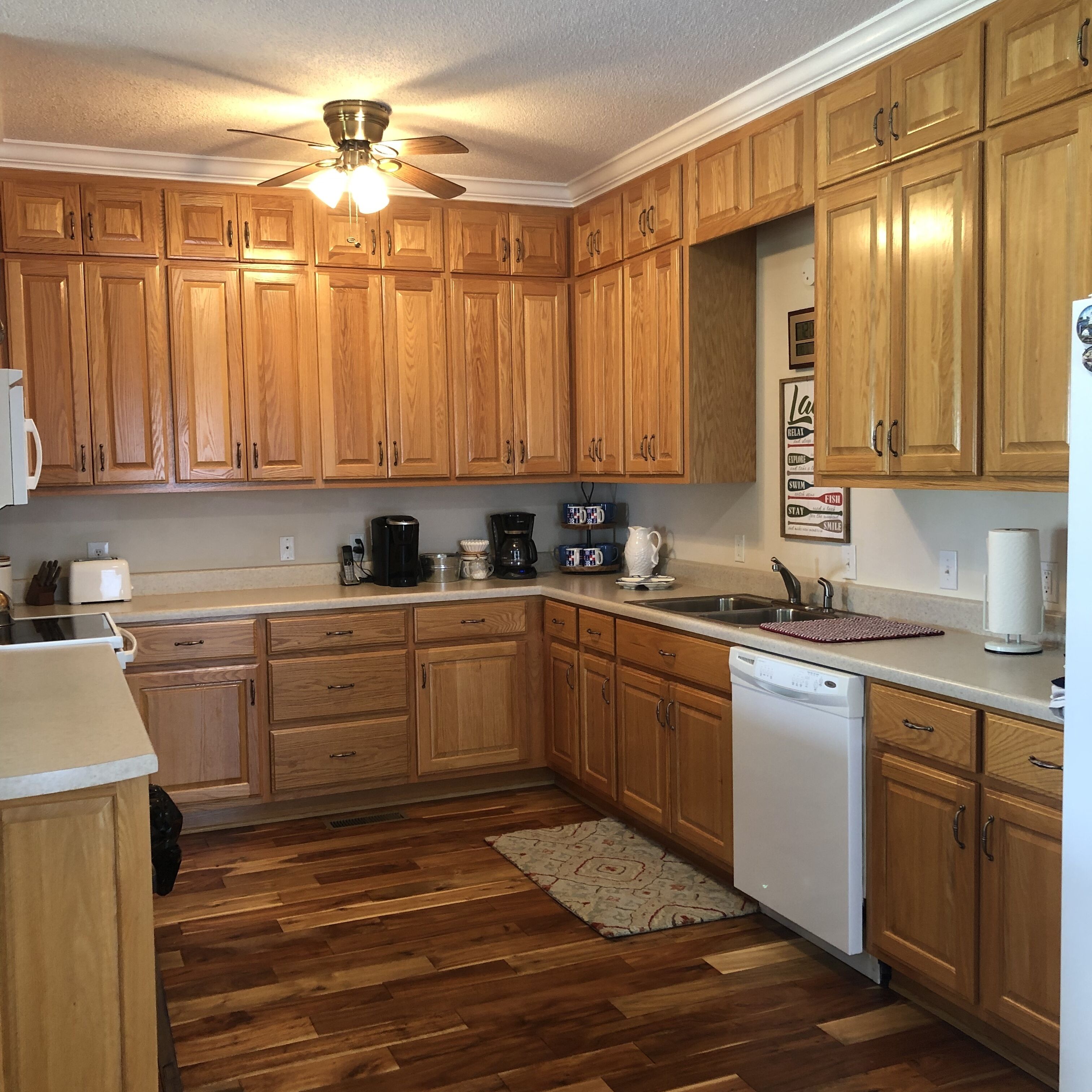 3 bedrooms,2.5 bath Lakefront home w/boathouse 