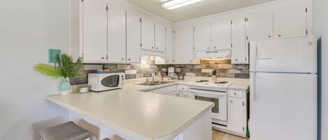 Réfrigérateur, micro-ondes, plaque de cuisson, lave-vaisselle