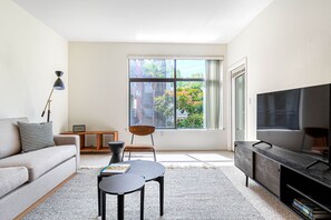 TV, stereo - Hip San Jose 1BR w/ Gym, Pool, W/D, walk to WF + Caltrain, by Blueground (San Jose)