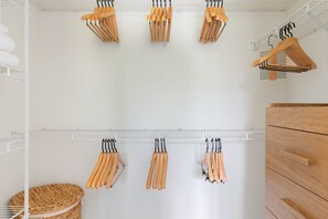 Interior - Hip San Jose 1BR w/ Gym, Pool, W/D, walk to WF + Caltrain, by Blueground (San Jose)