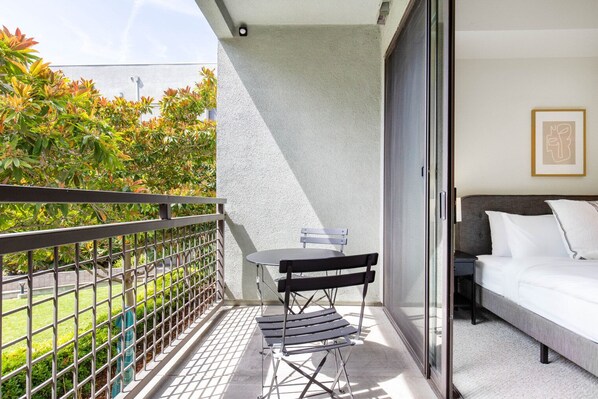 Outdoor dining - Hip San Jose 1BR w/ Gym, Pool, W/D, walk to WF + Caltrain, by Blueground (San Jose)