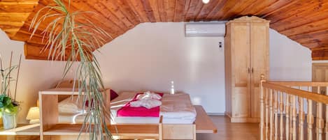 1 bedroom, laptop workspace, WiFi (free), bed sheets