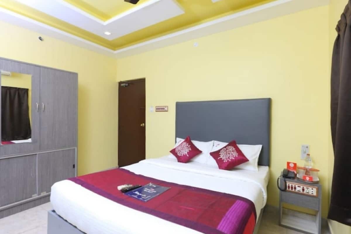 Standard Double Room | Desk, bed sheets