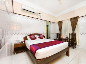 Premium bedding, down comforters, pillowtop beds, in-room safe - Hotel Arunachala (Puducherry)