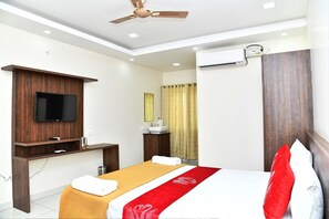 Habitación doble estándar | Ropa de cama hipoalergénica y tabla de planchar con plancha 