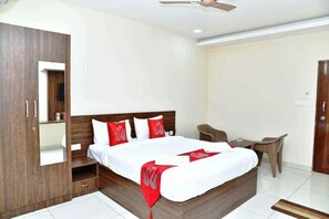 Habitación doble estándar | Ropa de cama hipoalergénica y tabla de planchar con plancha 