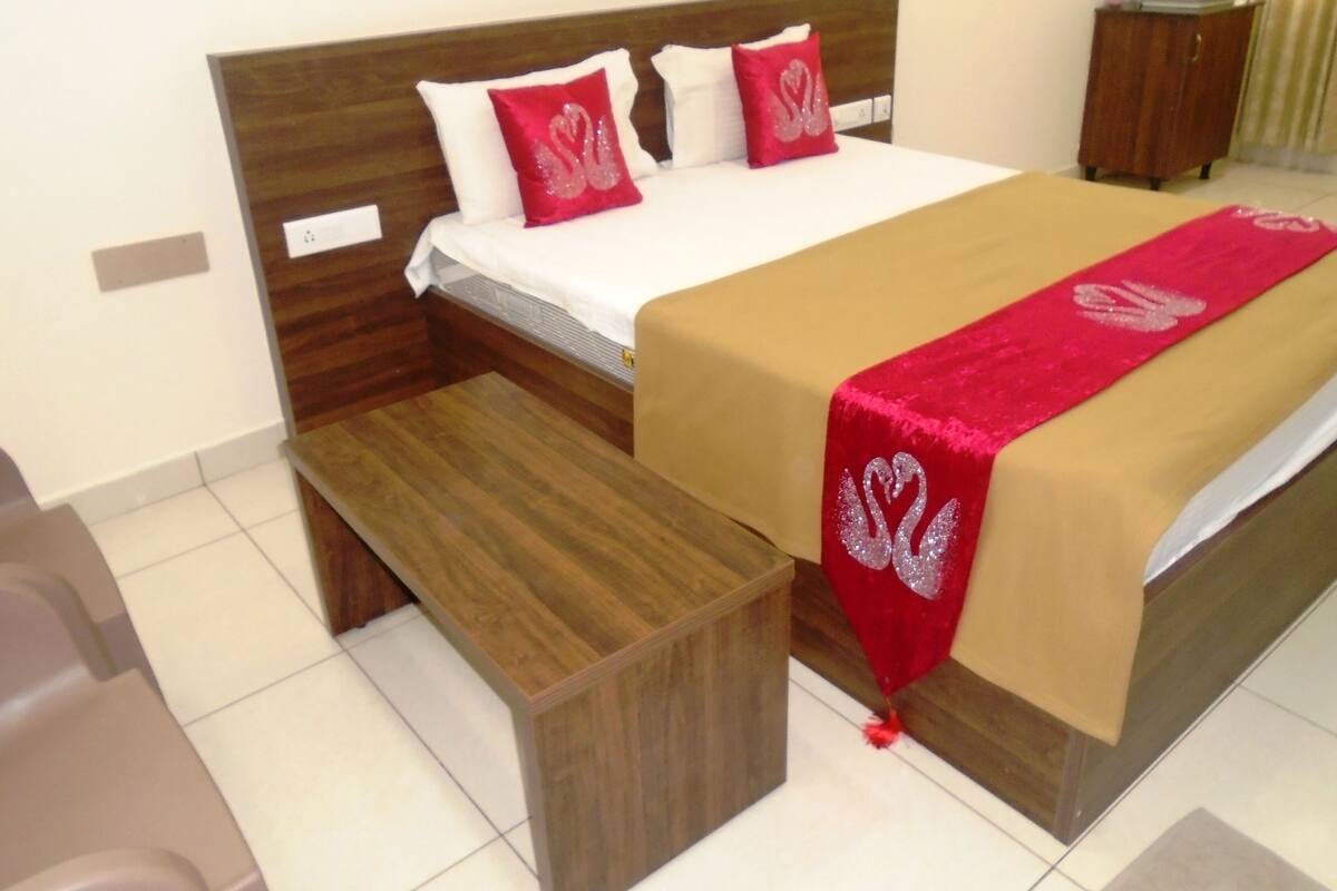 Ropa de cama hipoalergénica y tabla de planchar con plancha