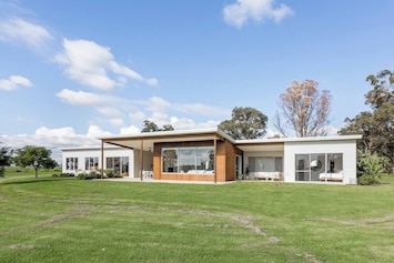 A sleek and spacious farmhouse set against a backdrop of lush paddocks – the ultimate luxury retreat.