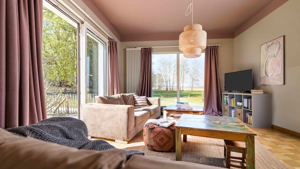 Un salon confortable avec un canapé, une table basse et un téléviseur.