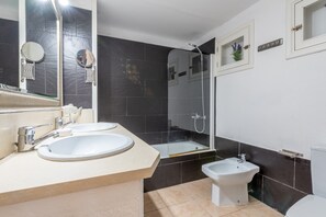 浴槽、ヘアドライヤー、タオル