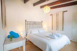 3 slaapkamers, een strijkplank/strijkijzer, gratis wifi, beddengoed