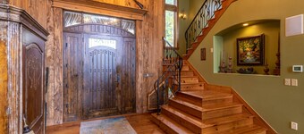 Homestead Lodge at Eagles Nest - views, hot tub, pool table, pet friendly
