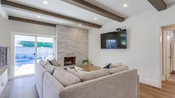 Smart TV, table tennis