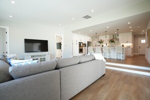 Smart TV, reproductor de DVD, futbolito y tenis de mesa 