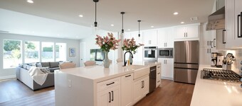 Exquisite Pool/Jacuzzi Home: 2 EnSuites, Huge Yard