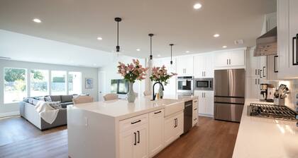 Exquisite Pool/Jacuzzi Home: 2 EnSuites, Huge Yard