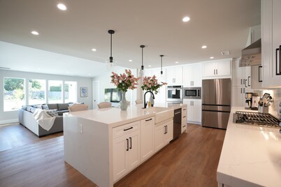 Exquisite Pool/Jacuzzi Home: 2 EnSuites, Huge Yard