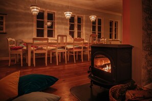 Unclassified image, 4 of 33, button