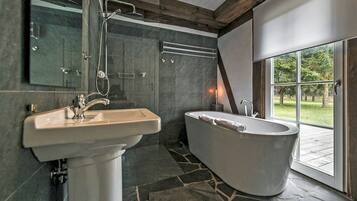 Dusche, Haartrockner, Handtücher, Toilettenpapier