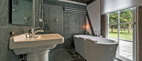 Een douche, een haardroger, handdoeken, toiletpapier