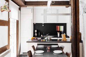 Unclassified image, 4 of 42, button