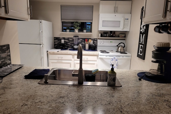 Een koelkast, een microgolfoven, een oven, een kookplaat