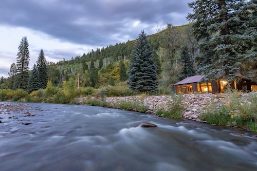 The Call of the Water - Private luxury cabin on river in San Juan Nat Forest!